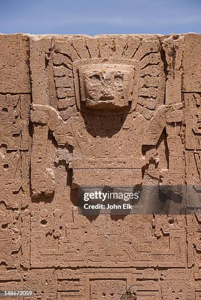 gateway of the sun (puerta del sol) monolithic gate detail. - ruïnes van tiahuanaco stockfoto's en -beelden
