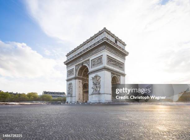 paris, triumpfbogen, arc de triomphe, frankreich - avenue des champs élysées stock-fotos und bilder