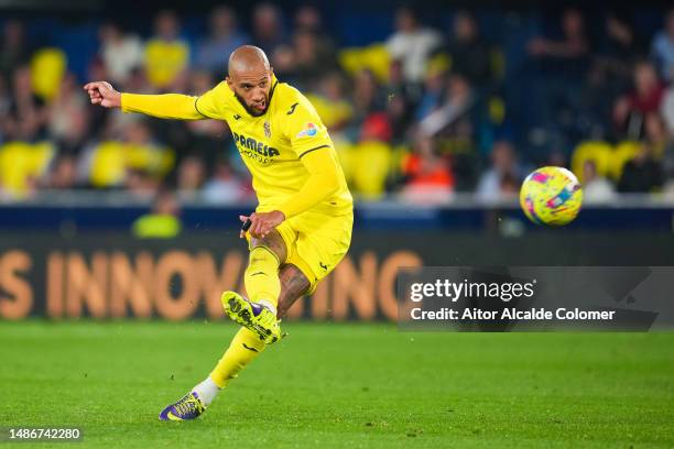 Etienne Capoue of Villareal FC pass the ball during the LaLiga Santander match between Villarreal CF and RCD Espanyol at Estadio de la Ceramica on...