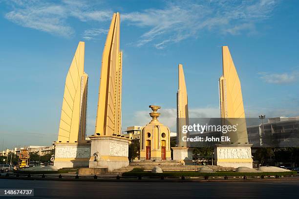 democracy monument. - democracy monument stock pictures, royalty-free photos & images