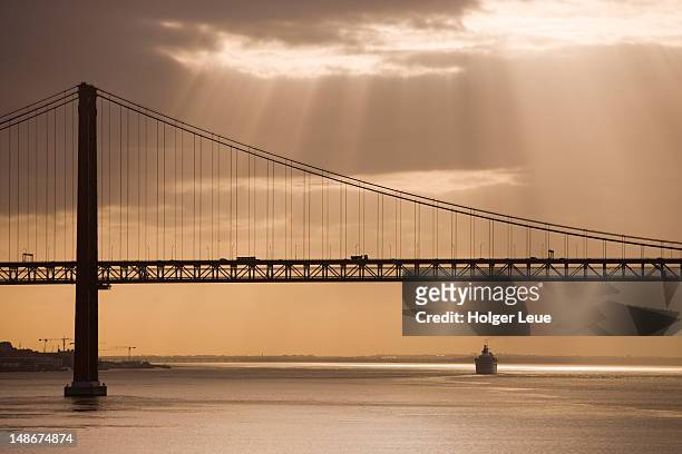 ponte 25 de abril bridge on tagus river at sunrise. - april 25th bridge stock pictures, royalty-free photos & images