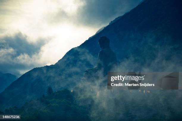 grand buddha in mist. - lantau imagens e fotografias de stock