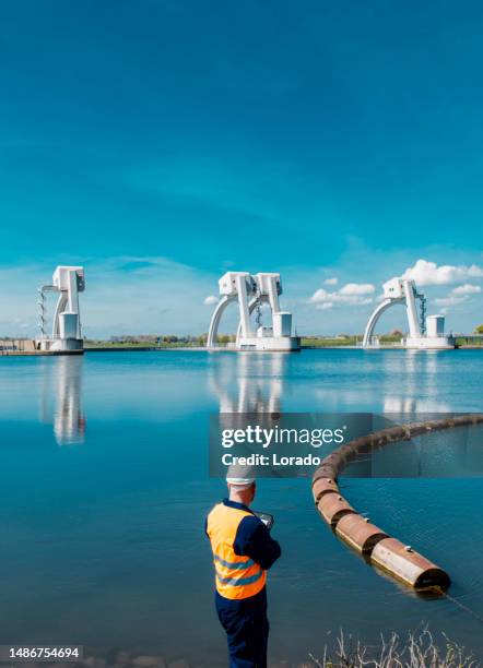 water engineer at a power station - waterpomp stockfoto's en -beelden