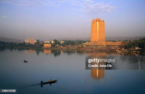 niger river with bceao bank tower behind. - central bank of west african states stock pictures, royalty-free photos & images