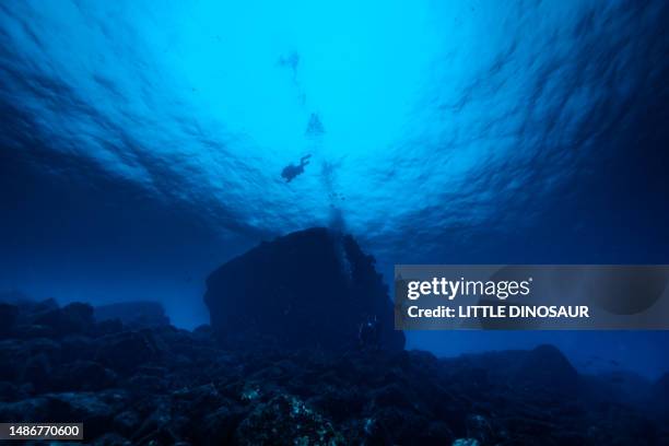 silhouette scuba divers in the blue world - océan-pacifique photos et images de collection
