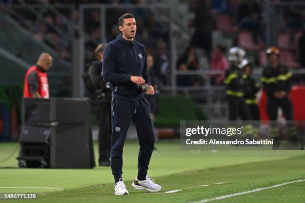 Thiago Motta head coach of Bologna FC issues instructions to his players during the Serie A match between Bologna FC and Juventus at Stadio Renato...