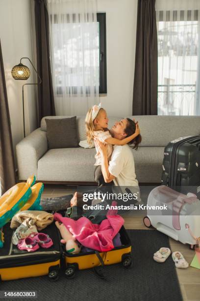 beautiful mother and daughter packing suitcase for summer vacation. - besuch zuhause sommerlich innenaufnahme stock-fotos und bilder