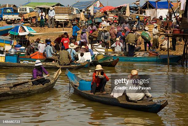 people and boats on shore of tonle sap lake. - chong kneas - fotografias e filmes do acervo