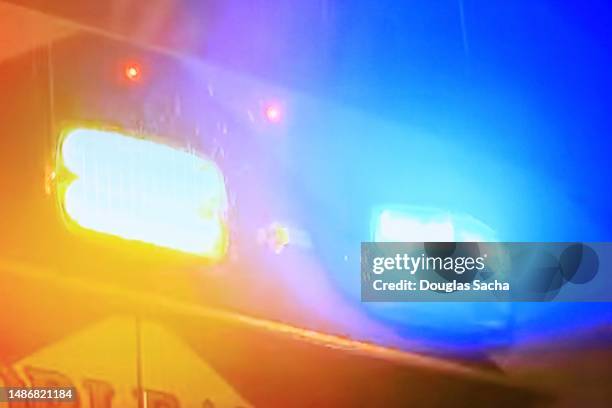 illuminated strobe lights on the back of a ambulance - luz de emergencia fotografías e imágenes de stock
