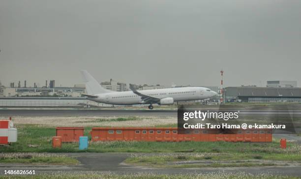 the airplane landing at tokyo haneda international airport in tokyo of japan - haneda tokyo bildbanksfoton och bilder