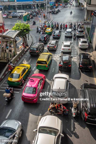 city street in bangkok of thailand - traffic jams in bangkok fotografías e imágenes de stock