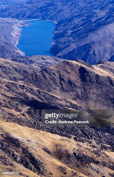 the hills of otago overlooking lake dunstan. - lake dunstan stock-fotos und bilder