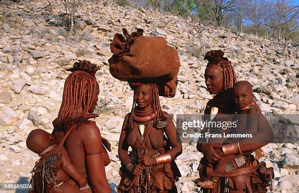 himba tribe mothers with babies. - himba photos et images de collection