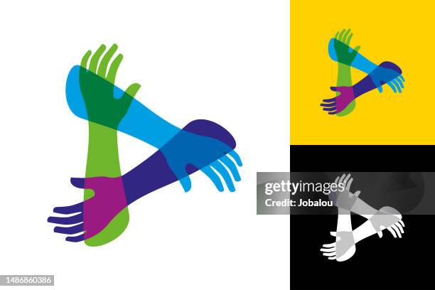 illustrations, cliparts, dessins animés et icônes de concept de trois mains se soutiennent mutuellement - trois personnes