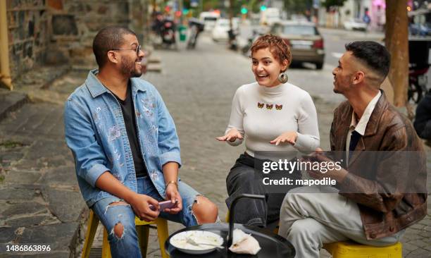 amigos sorridentes conversando sobre um lanche do lado de fora em uma calçada da cidade - pavement cafe - fotografias e filmes do acervo