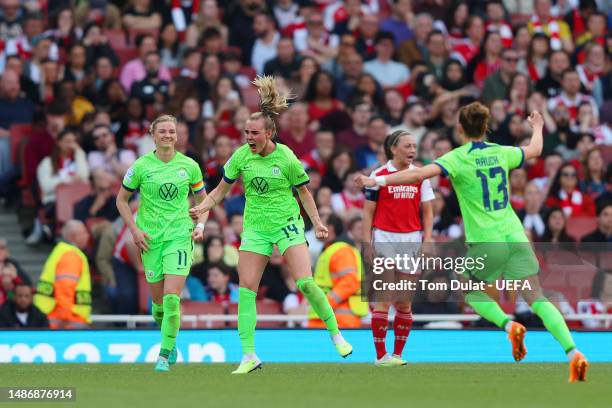 Jill Roord of VfL Wolfsburg celebrates with teammates after scoring the team's first goal during the UEFA Women's Champions League semi-final 2nd leg...