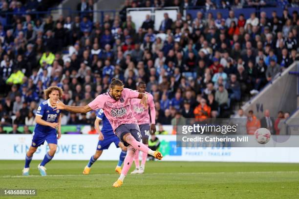 Dominic Calvert-Lewin of Everton scores the team's first goal during the Premier League match between Leicester City and Everton FC at The King Power...