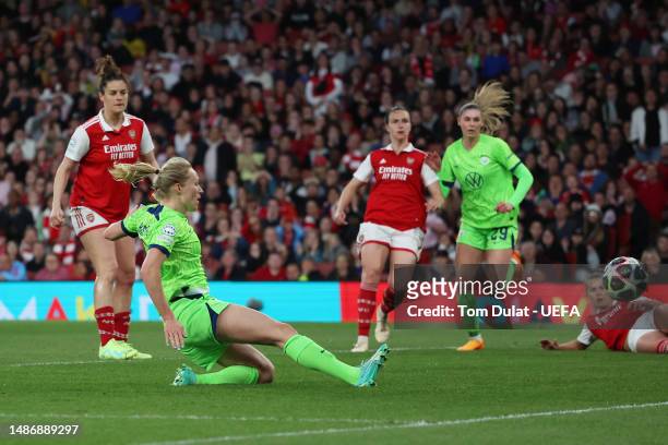 Pauline Bremer of VfL Wolfsburg scores the team's third goal during the UEFA Women's Champions League semi-final 2nd leg match between Arsenal and...
