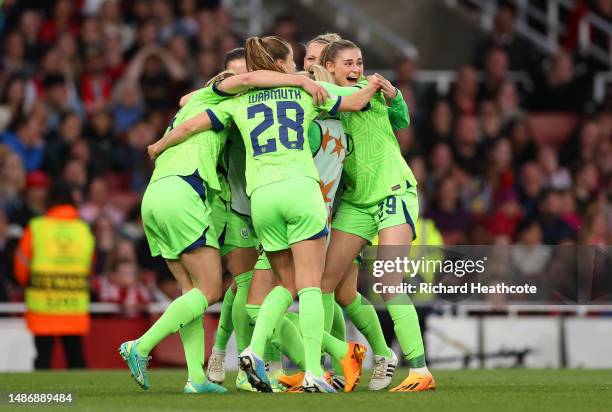 Pauline Bremer of VfL Wolfsburg celebrates with teammates after scoring the team's third goal during the UEFA Women's Champions League semi-final 2nd...