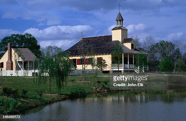 vermillionville cajun village church.   a "living history museum" , vermillionville is on 23 acres of park land with walkways which lead you through the acadian village-style houses and  craft shops. cajun cooking is demonstrated and cajuns bands perform. - louisiana fotografías e imágenes de stock