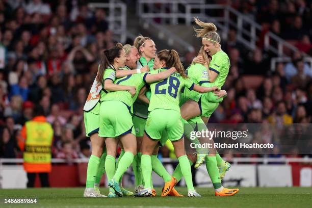 Pauline Bremer of VfL Wolfsburg celebrates with teammates after scoring the team's third goal during the UEFA Women's Champions League semi-final 2nd...