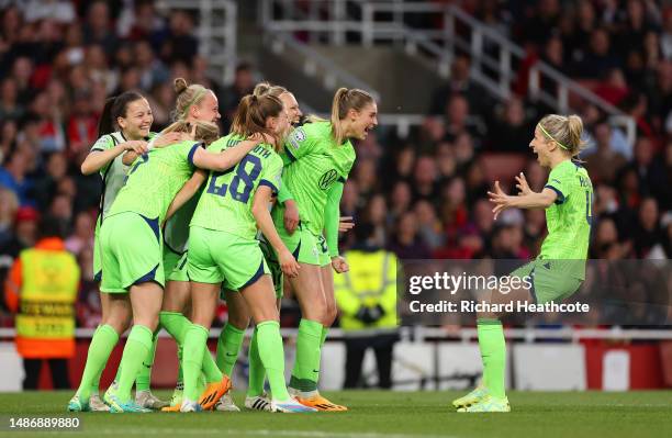 Pauline Bremer of VfL Wolfsburg celebrates with teammates after scoring the team's third goal during the UEFA Women's Champions League semi-final 2nd...