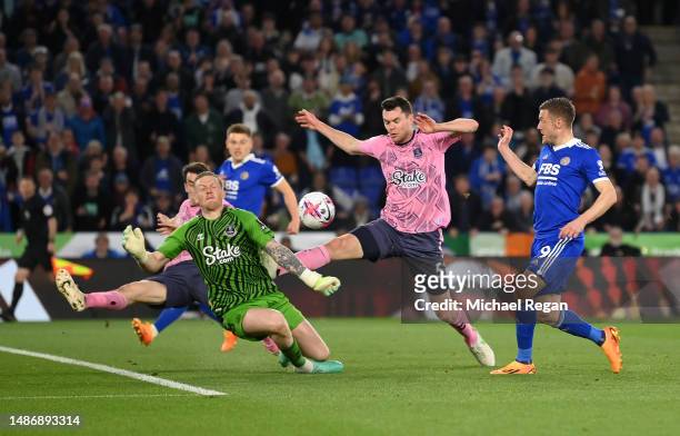 Jordan Pickford of Everton makes a save against Jamie Vardy of Leicester City during the Premier League match between Leicester City and Everton FC...