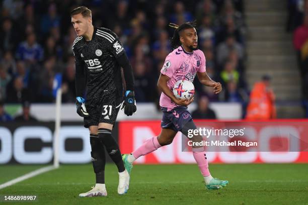 Alex Iwobi of Everton celebrates after scoring the team's second goal during the Premier League match between Leicester City and Everton FC at The...