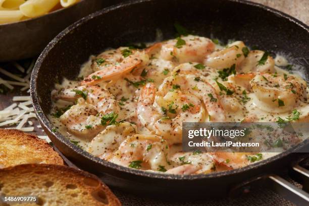 creamy parmesan garlic shrimp - penne stockfoto's en -beelden