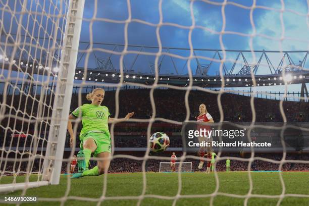 Pauline Bremer of VfL Wolfsburg scores the team's third goal during the UEFA Women's Champions League semifinal 2nd leg match between Arsenal and VfL...