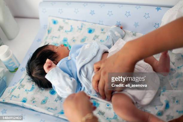 cambiar a newborn baby's cutánea del pañal por - diaper boy fotografías e imágenes de stock