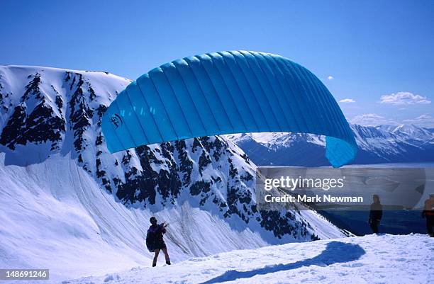 parasail skiing over alyeska ski resort in girdwood. - chute ski fotografías e imágenes de stock