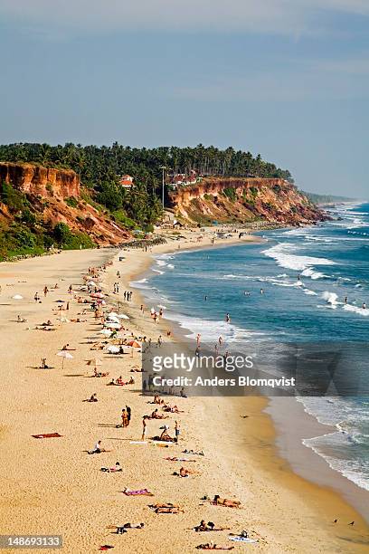 papanasham beach ringed by red laterite cliffs. - kerala surf stock-fotos und bilder