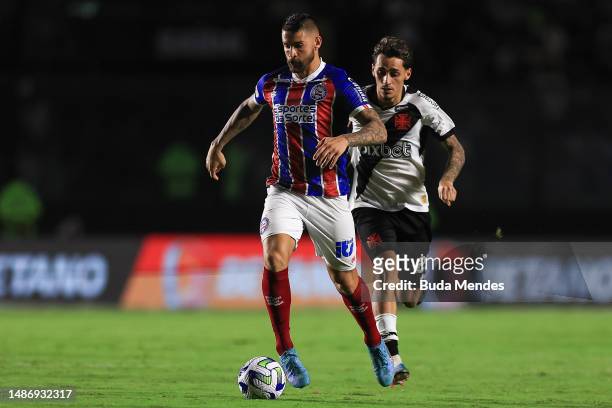 Everaldo of Bahia competes for the ball with Marlon Gomes of Vasco da Gama during a match between Vasco da Gama and Bahia as part of Brasileirao 2023...