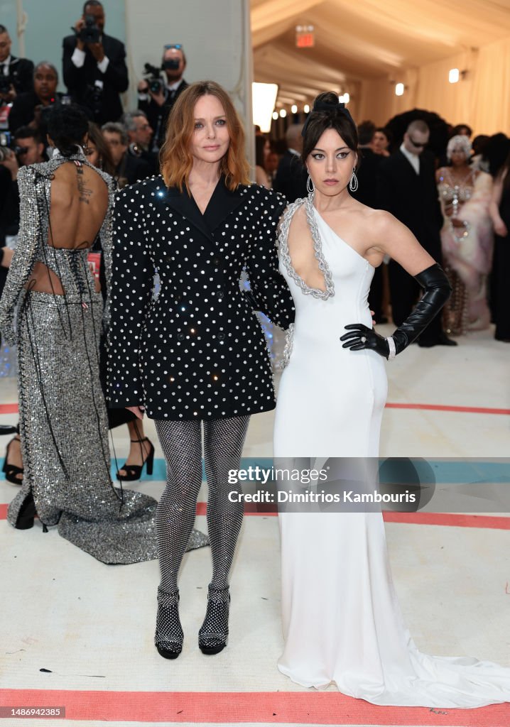 Stella McCartney and Aubrey Plaza attend The 2023 Met Gala News Photo -  Getty Images