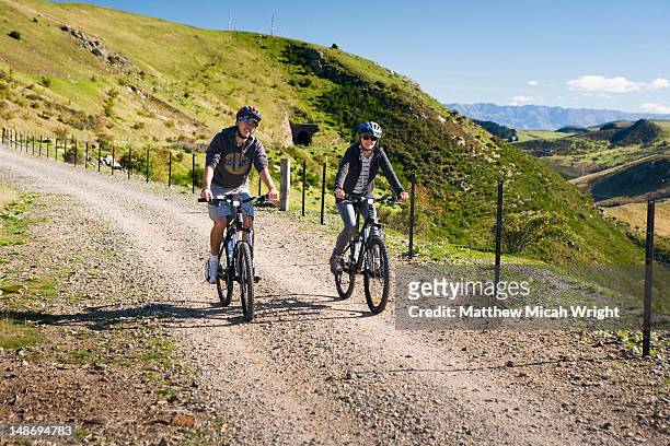 the otago central rail trail (or otago rail trail as it's sometimes referred to) is a region famous for its gold mining history. often travelers rent bicycles and enjoy the easy yet scenic ride - otago stockfoto's en -beelden