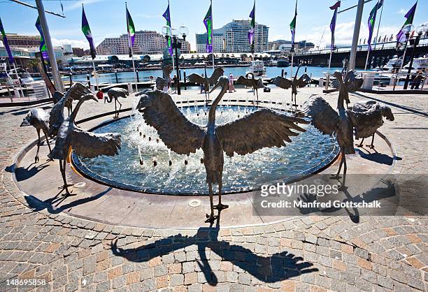 dancing brolga fountain at cockle bay wharf, darling harbour. - grus rubicunda stock pictures, royalty-free photos & images
