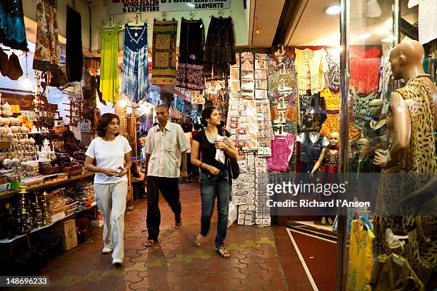 market stalls and shops along the causeway in colaba. - mumbai market stock pictures, royalty-free photos & images