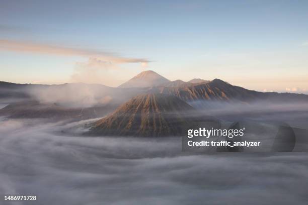 vulcão bromo, indonésia - província de java oriental - fotografias e filmes do acervo