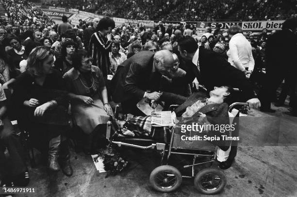 PvdA protest against Bestek81 in AHOY; Den Uyl and invalid , September 30 politicians, The Netherlands, 20th century press agency photo, news to...