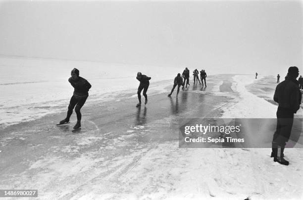 Skating marathon, 210 kilometers, at Veluwemeer lake; group on ice, January 23 Marathons, skating, sports, The Netherlands, 20th century press agency...