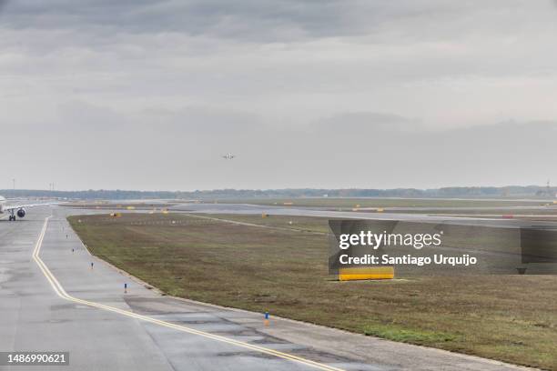 airplane landing into the vienna airport - flughafen wien stock-fotos und bilder