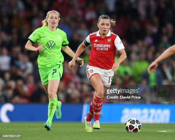 Katie McCabe of Arsenal takes on Pauline Bremer of Wolfsburg during the UEFA Women's Champions League semifinal 2nd leg match between Arsenal and VfL...