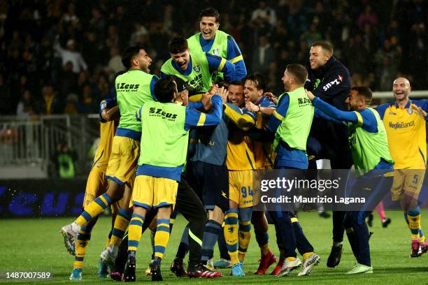 Players of Frosinone celebrate during Serie B match played between Frosinone Calcio and Reggina 1914 at Stadio Benito Stirpe on May 01, 2023 in...