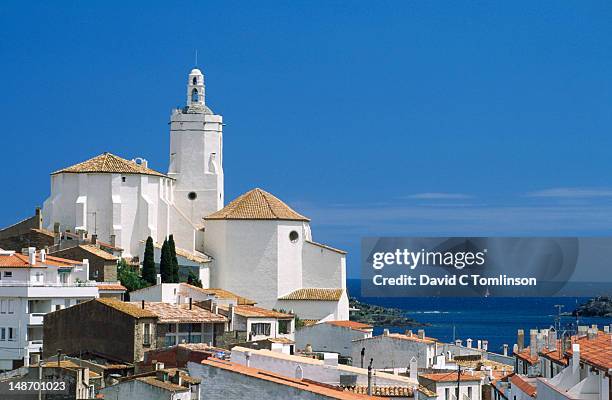 village church on hillside with mediterranean in background. - cadaques - fotografias e filmes do acervo