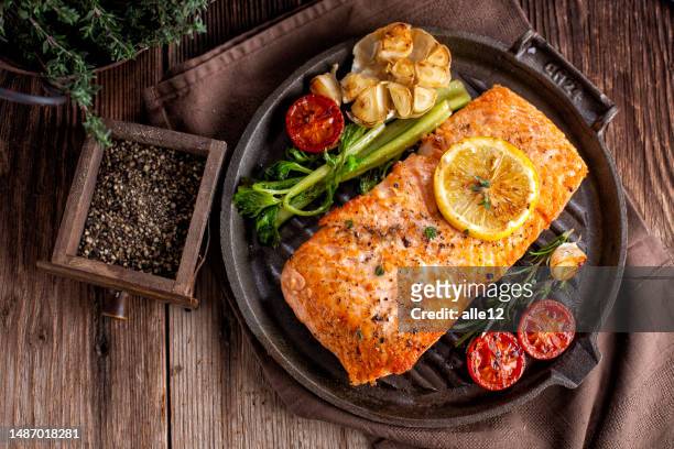 roasted salmon in iron pan - laxfilé bildbanksfoton och bilder