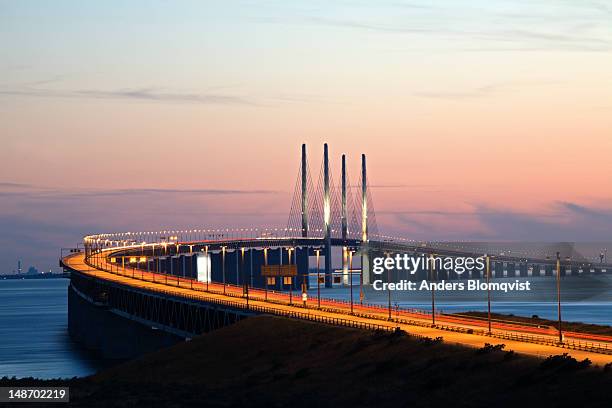 oresund bridge at sunset. - oresund region 個照片及圖片檔
