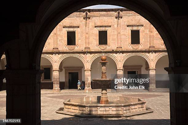 palacio clavijero courtyard. - fountain courtyard fotografías e imágenes de stock