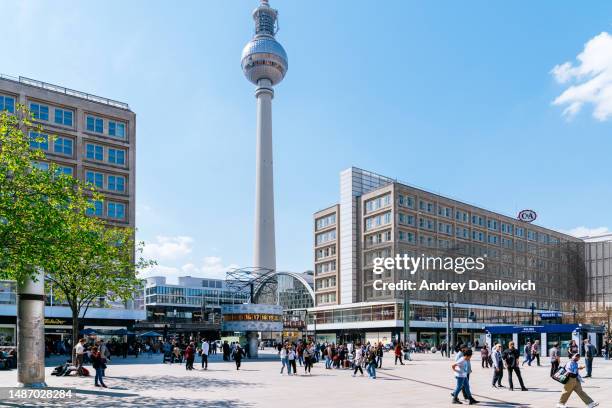 panorama des alexanderplatzes in berlin vor blauem himmel. - alexanderplatz stock-fotos und bilder