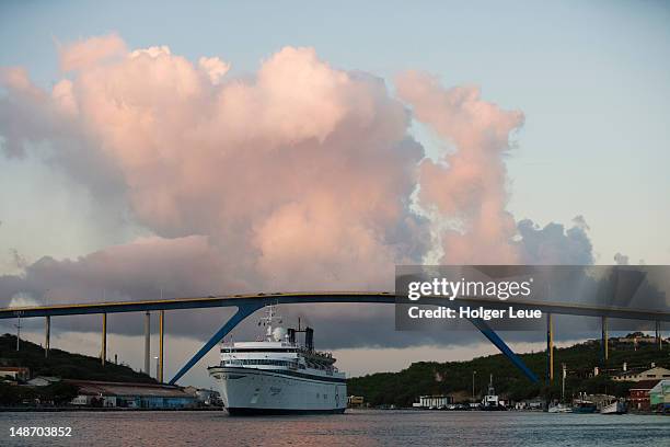 cruise ship 'freewinds' and queen juliana bridge. - freewinds stockfoto's en -beelden